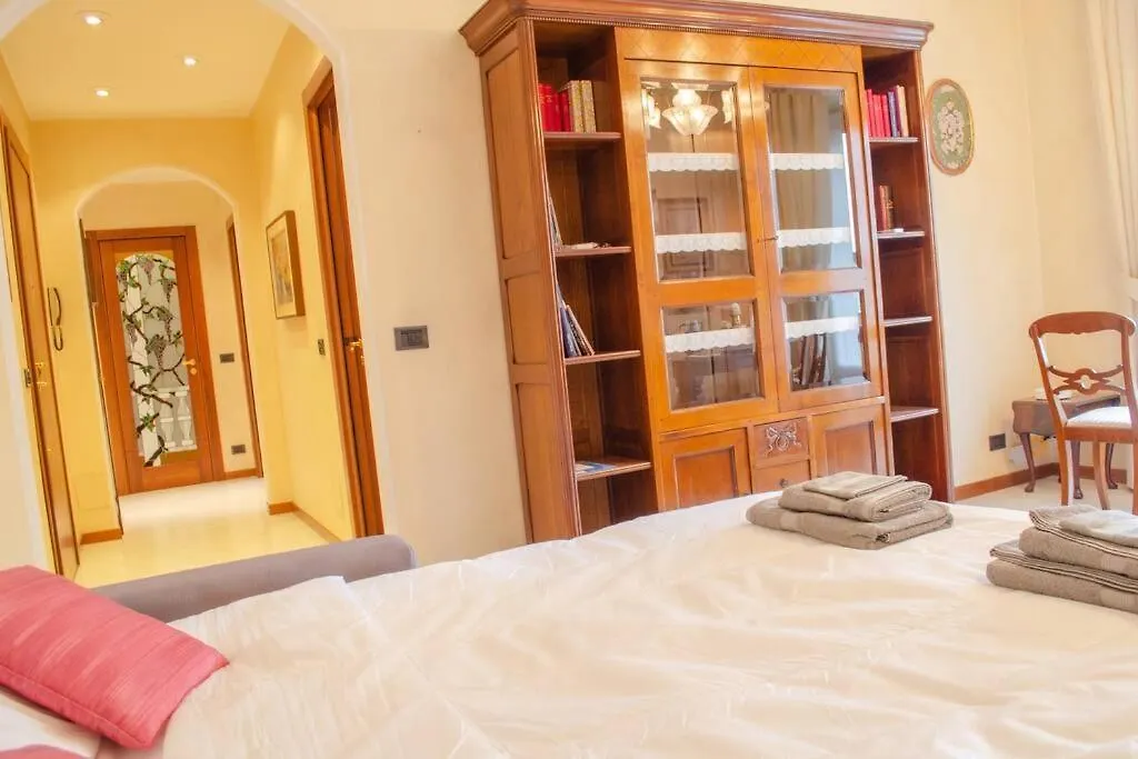 Duomo-Navigli Fashion Week Apartment Milan 0*,  Italy
